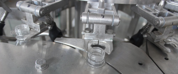 Monoblock 과일 주스 생산을 위한 자동적인 순수한 액체 병 충전물 기계3에서 1 3